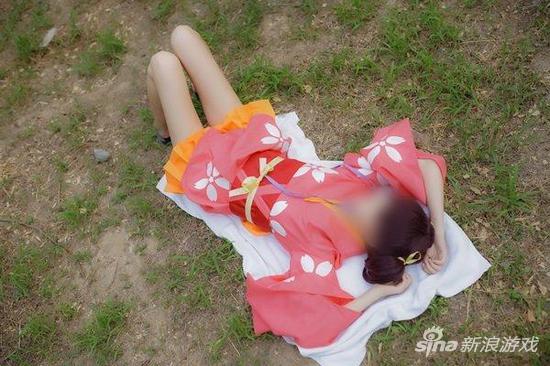 曝光的照片中coser故意露出隐私部位