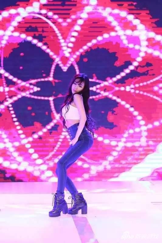 安娜在舞台上展示舞姿