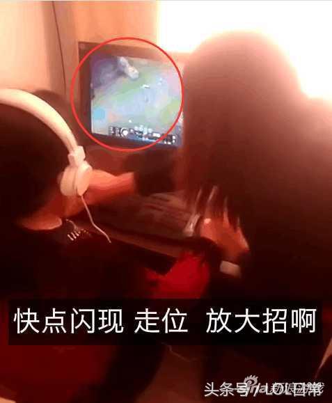 儿媳在家教婆婆玩LOL 婆婆放“大招”瞎懵媳妇