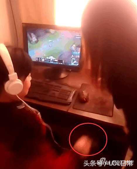 儿媳在家教婆婆玩LOL 婆婆放“大招”瞎懵媳妇