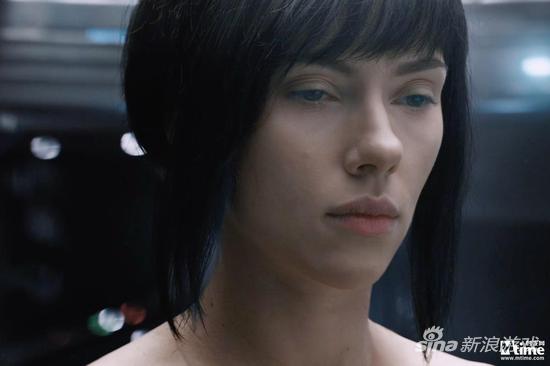 先前曝光的剧照，斯嘉丽·约翰逊饰演的少佐草薙素子