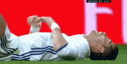 C罗直接躺在地上