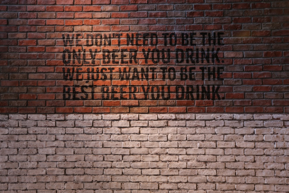 鹅岛品牌哲学印于鹅岛精酿啤酒吧1楼砖墙之上