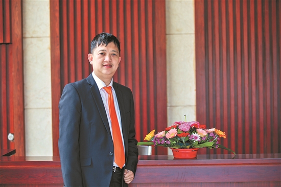 力为丁思泉（右一）