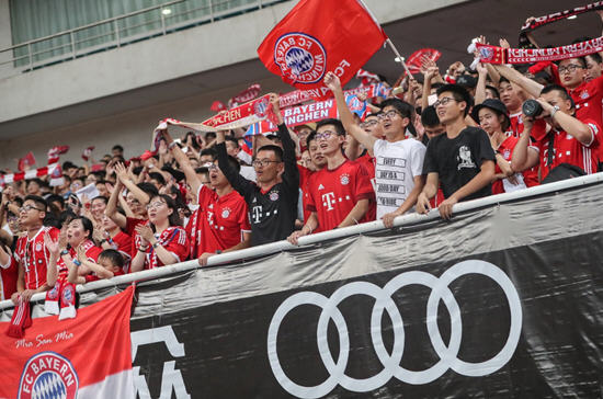 现场球迷热情似火