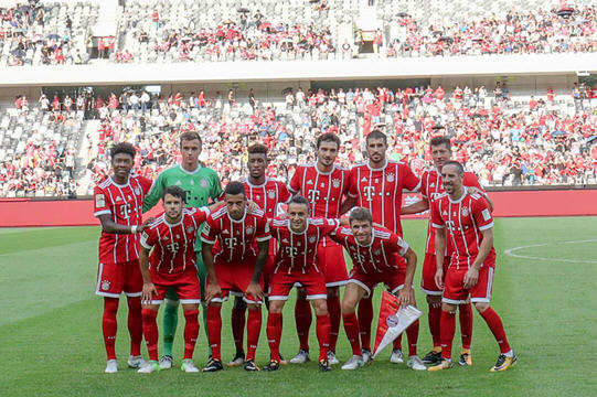 拜仁队球员在赛前合影