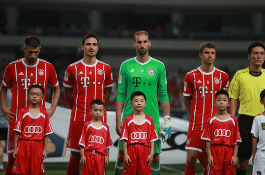 比赛开始前，一汽-大众奥迪招募的小球童与球员们合影留念