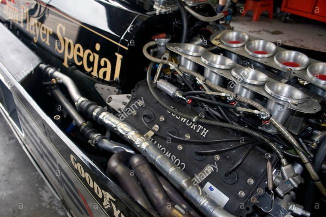 这是一台V8引擎