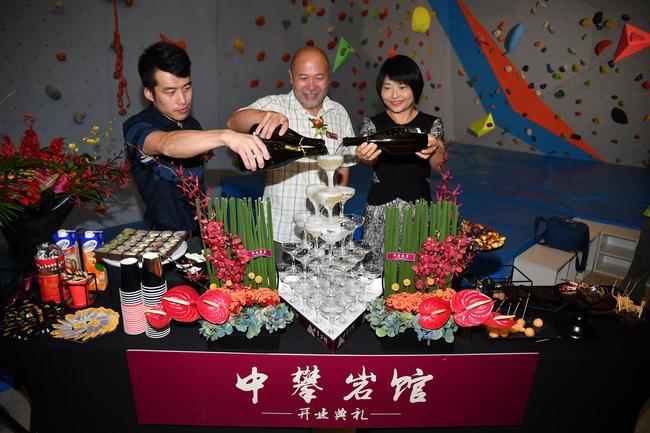 快乐攀爬健康生活，中攀体育旗下首家攀岩馆正式开业。