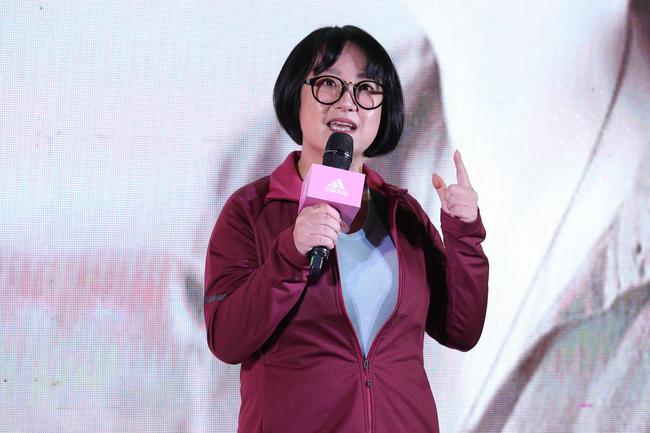 柏邦妮上场分享自己的亲身经历,生动讲述她如何通过跑步走出抑郁低迷