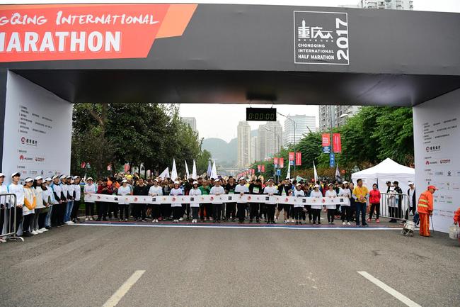 资料图2017重庆半程马拉松完美收官，跑步旅游一赛兼顾。