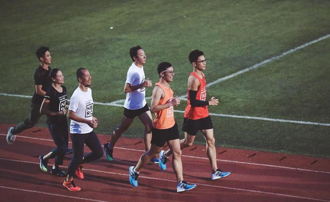 nbrc马拉松训练营教练与彩虹配速团带领学员进行跑步训练