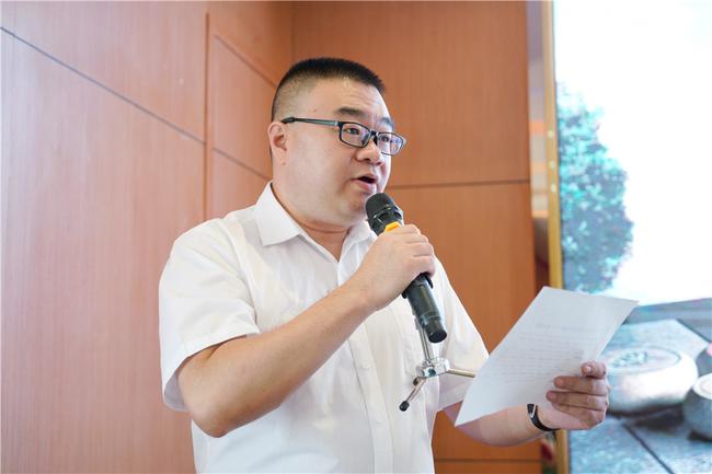 裁判长宣布比赛成绩