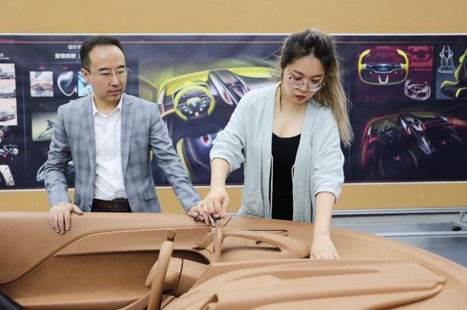 模型方案讨论，由左至右为吴小川、张晓辉