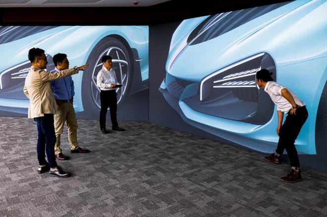 数字化方案评审，由左至右为丁杨峰、VR及模型设计主任周波、VR设计师袁健程、宋闯