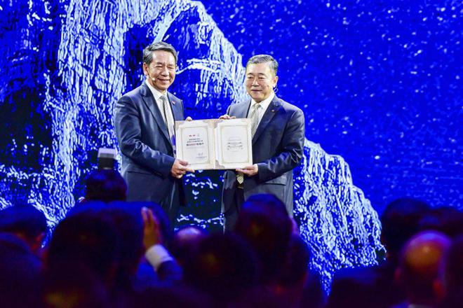 中国工程院院士、中国探月工程总设计师 吴伟仁（左）成为BJ40城市猎人版第00001号用户，北汽集团副总经理 张健（右）为吴院士颁发证书