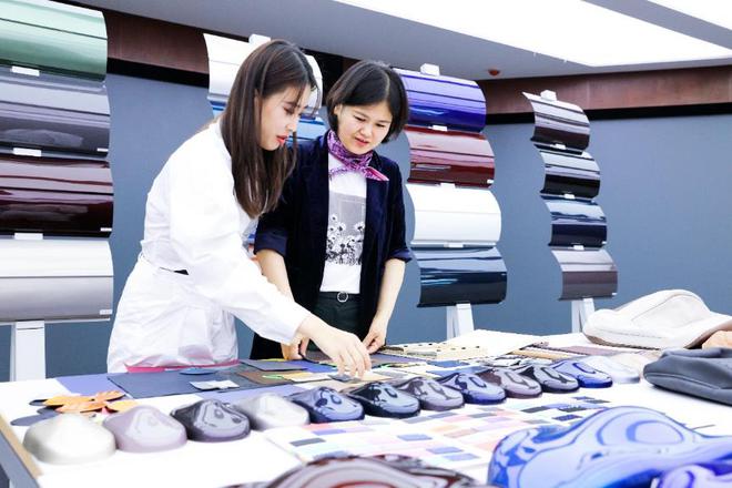 色彩与材质方案讨论，由右至左为朱坤、卫思宁