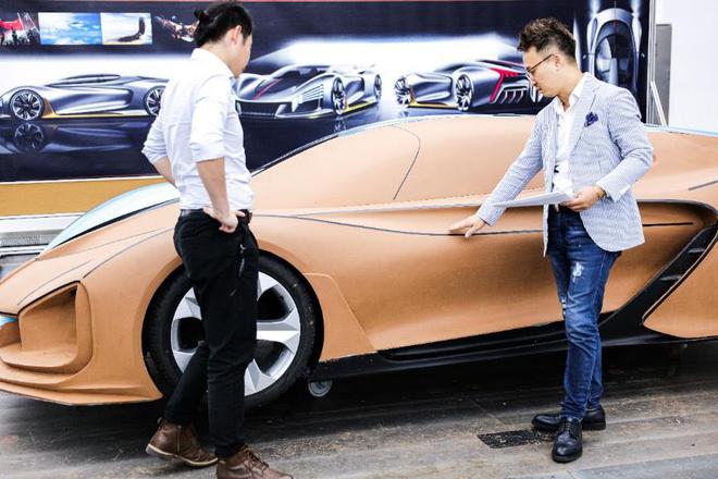 模型方案讨论，由左至右为丁杨峰、宋闯