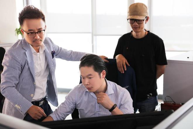 超跑效果图设计方案讨论，由左至右为丁杨峰、宋闯、外饰创意设计师祁庆元