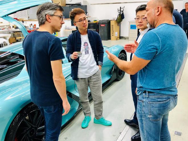 实车评审与验收，左二为丁杨峰、右二为周波