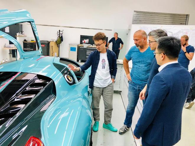 实车评审与验收，左一为丁杨峰、右一为周波