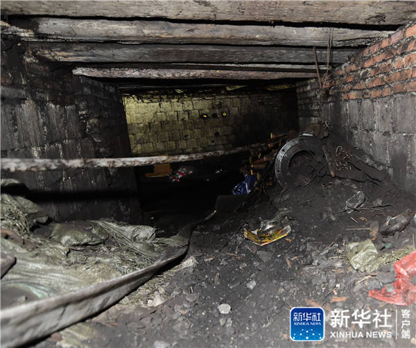 本溪一黑煤窑非法盗采引发火灾,当地正全力施救13名被困矿工.