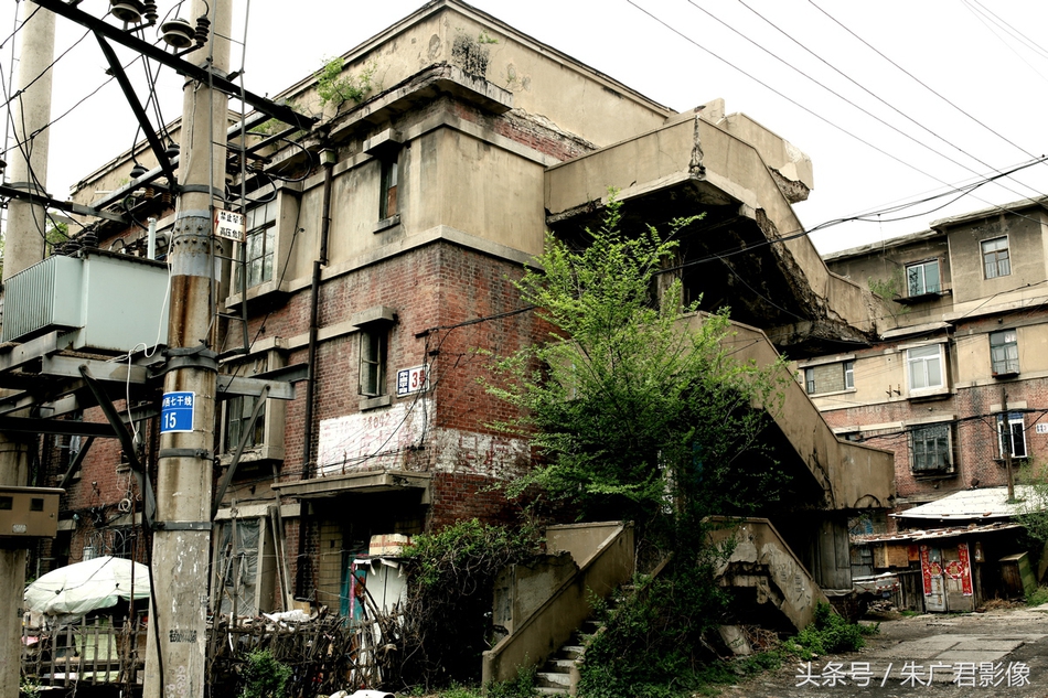 辽宁日式住宅楼长满蒿草 满目凄凉