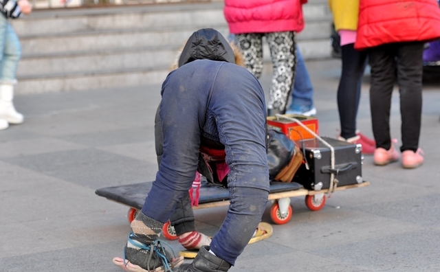 沈阳街头现畸形人乞讨 腿部严重弯曲"型如犬状"