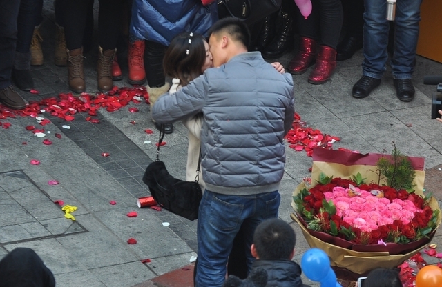 沈阳:退伍军人街头上演浪漫求婚 吸引百人围观_高清图集_新浪网