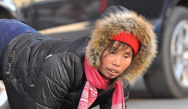 沈阳街头现畸形人乞讨 腿部严重弯曲"型如犬状"