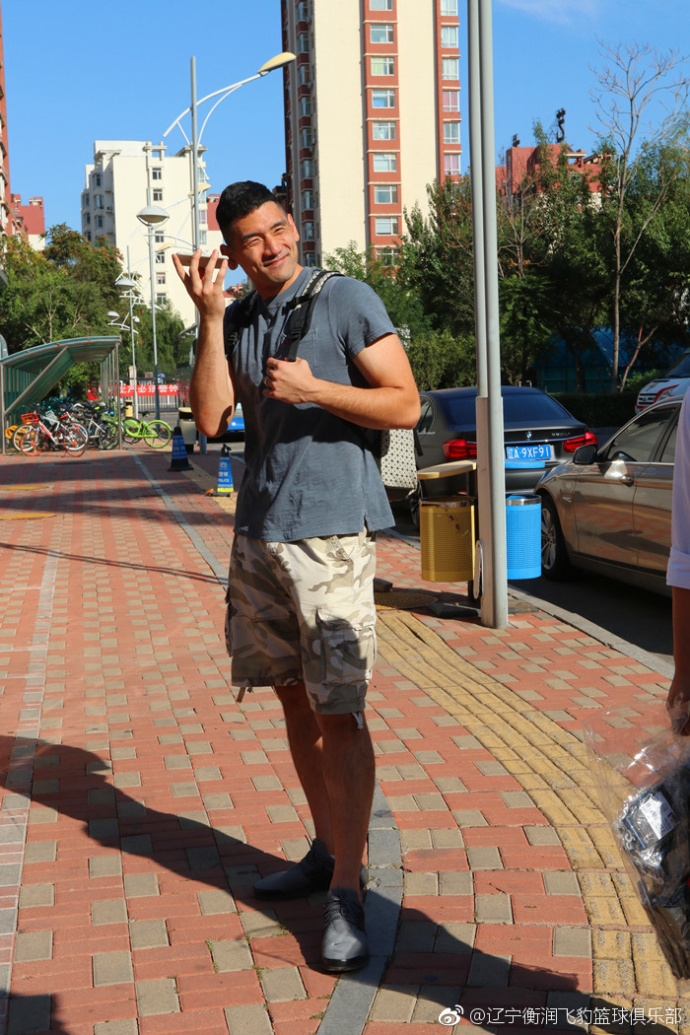 "吉林虎"钟诚抵达沈阳 随队赴本钢参加庆功宴