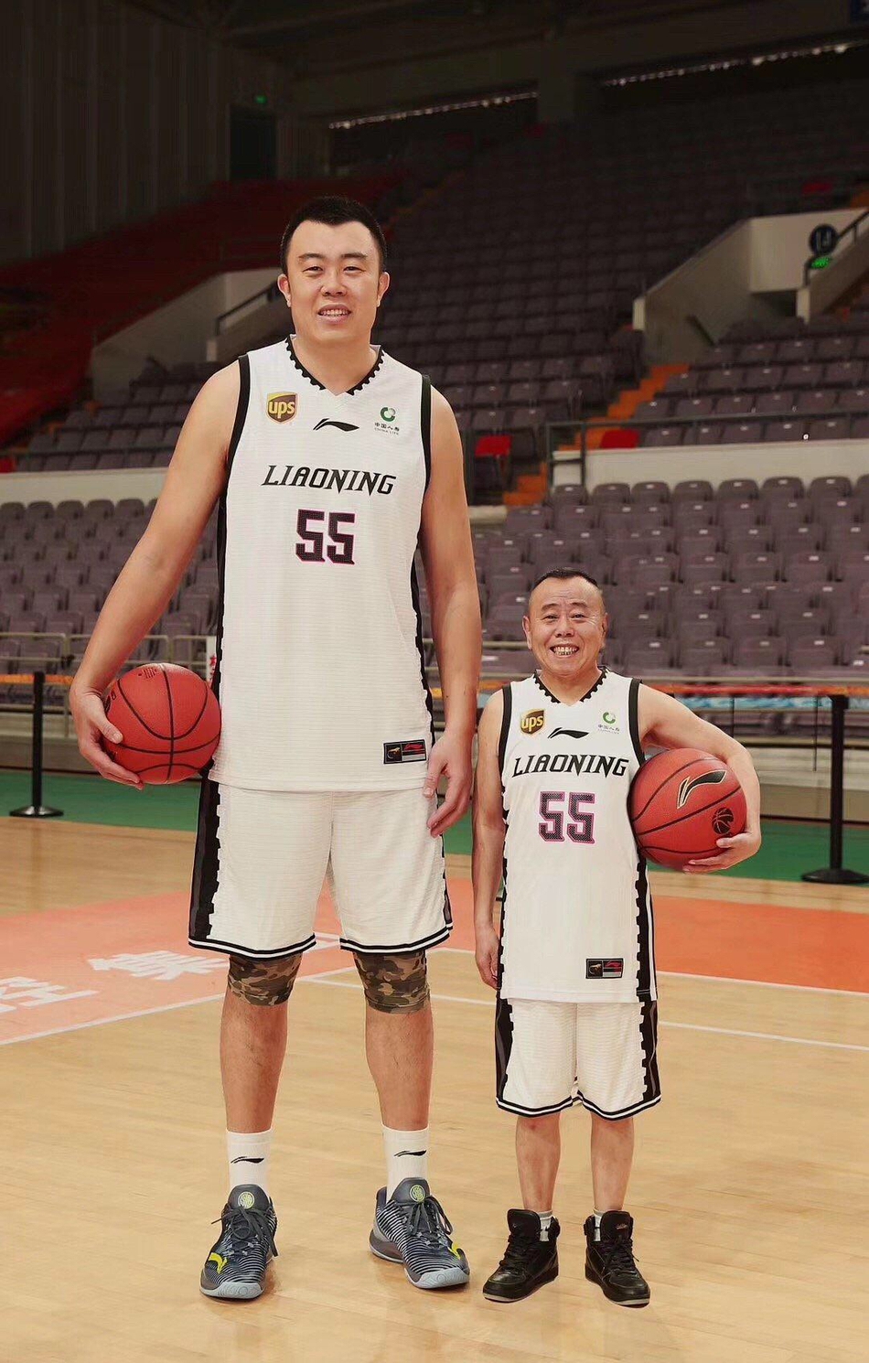 潘长江与辽篮韩德君合影惨变"人形手办"_高清图集_新浪网