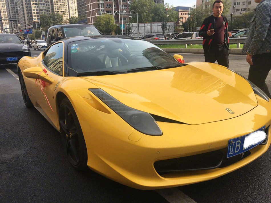 大连惊现豪车结婚队 总价超过千万