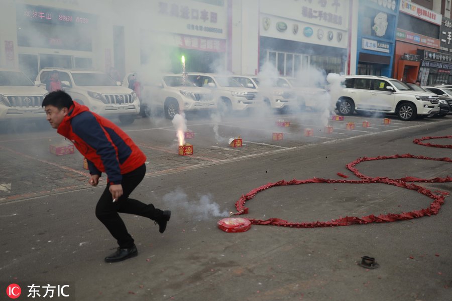 沈阳商家放"开门炮" 点炮人抱头蹲下成"表情包"