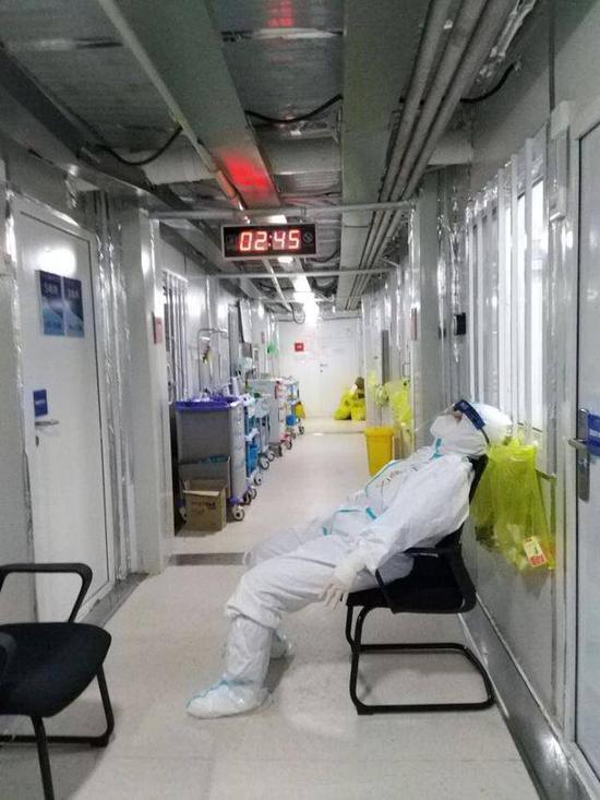 凌晨2时45分,沈阳一五七医院护士李曼累得躺在椅子上睡着了.