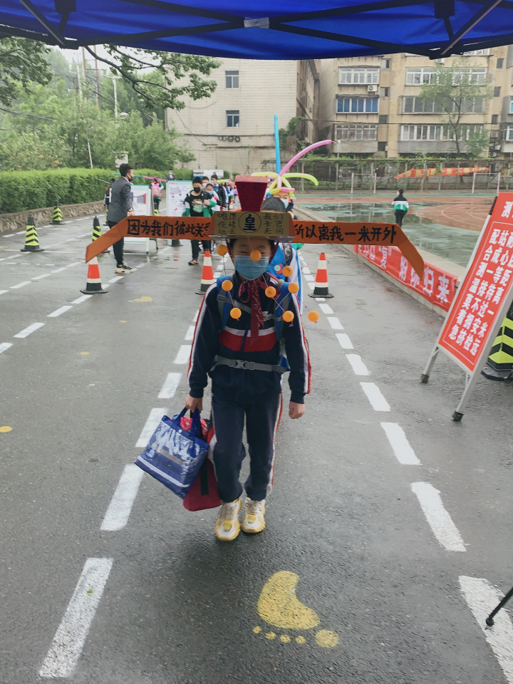 保持安全距离 一米帽现身鞍山校园