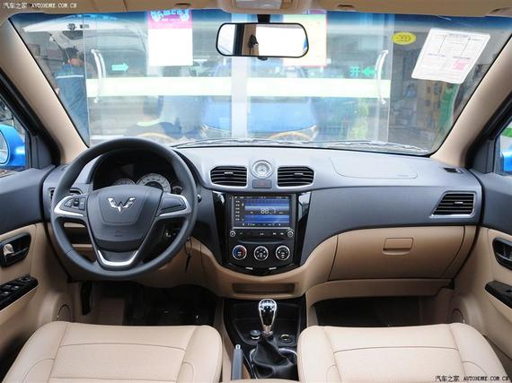 内饰方面,该车型采用浅色系的搭配方案,同样没有完全脱离面包车的内饰