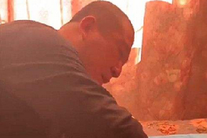 被虐女童父亲：为什么亲妈不阻止还参与