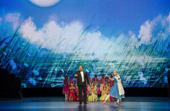 男高音歌唱家石广羽饰演光明伯爵,花儿童话剧团青年演员孙悦饰演