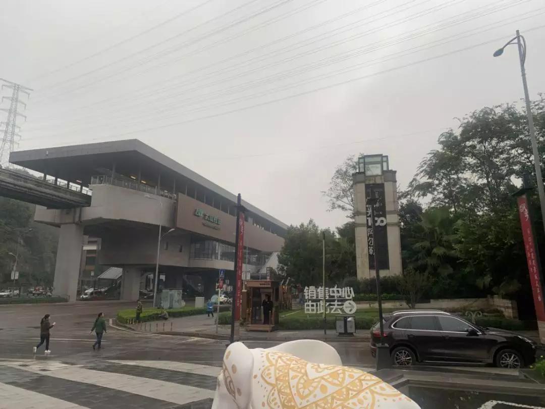 置业 > 正文  再加上融信澜湾的地段确实不错:就在轻轨3号线大山村站