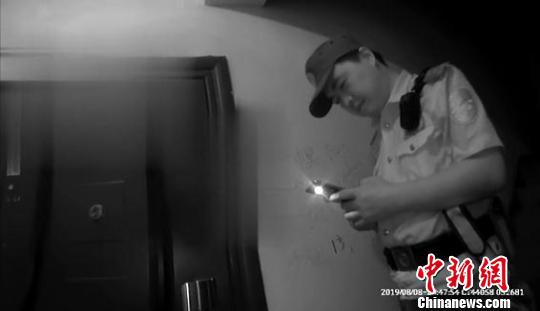 警察叔叔門口陪聊 吳興公安提供