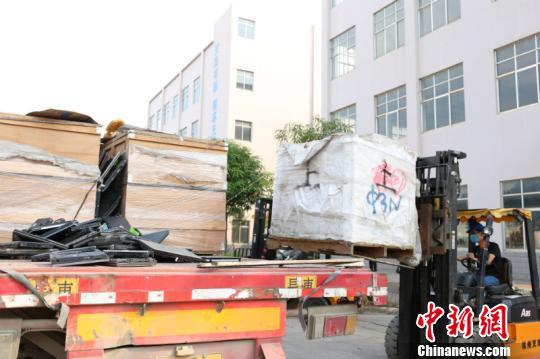 圖為工作人員將“洋垃圾”卸下銷毀 林浩 攝