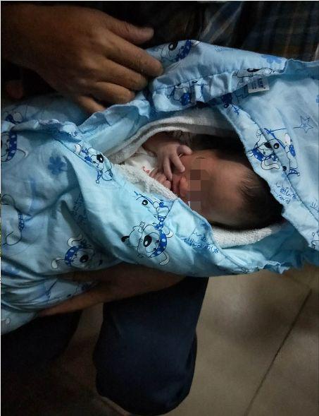 海口一女婴昨被遗弃菜园全城寻找亲生父母