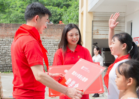 中信银行重庆分行连续11年开展黄沙小学爱心助学活动_新浪重庆_新浪网