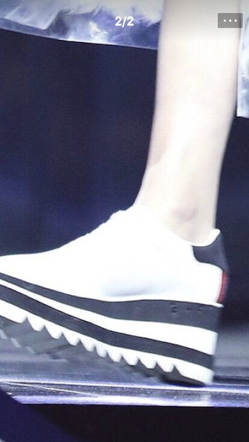 李宇春登台前鞋被狗咬烂还是穿着上台了