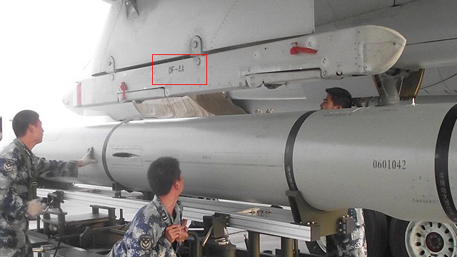 轰6挂弹现场:导弹挂架上出现"df-4a"字样