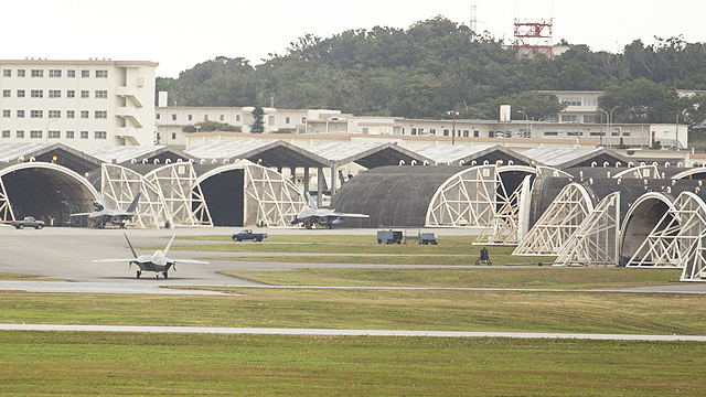 中国网友探访冲绳嘉手纳空军基地 f22机库成堆