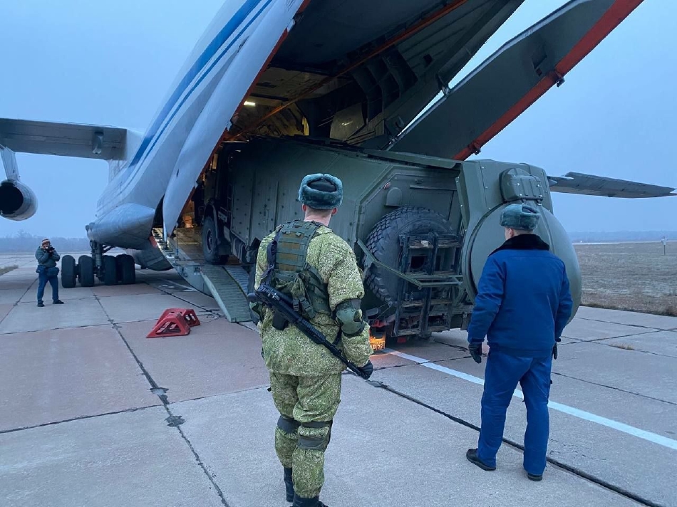 俄维和部队飞赴哈萨克斯坦