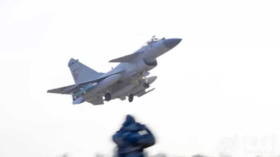 参加巴基斯坦阅兵!中国八一飞行表演队在伊斯