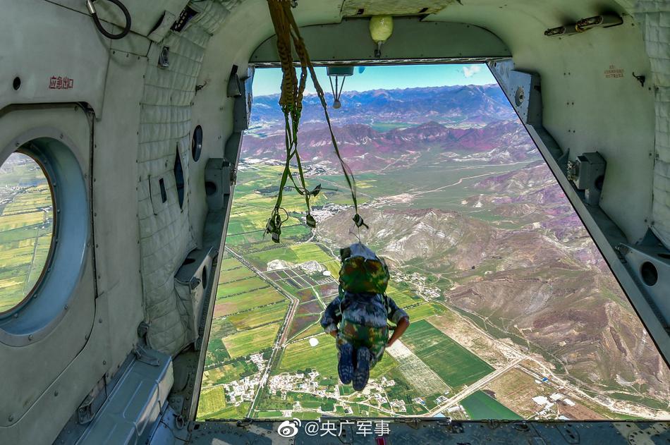 解放军在西藏成建制伞降训练